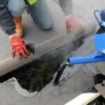 Подача горячего битума на кровлю